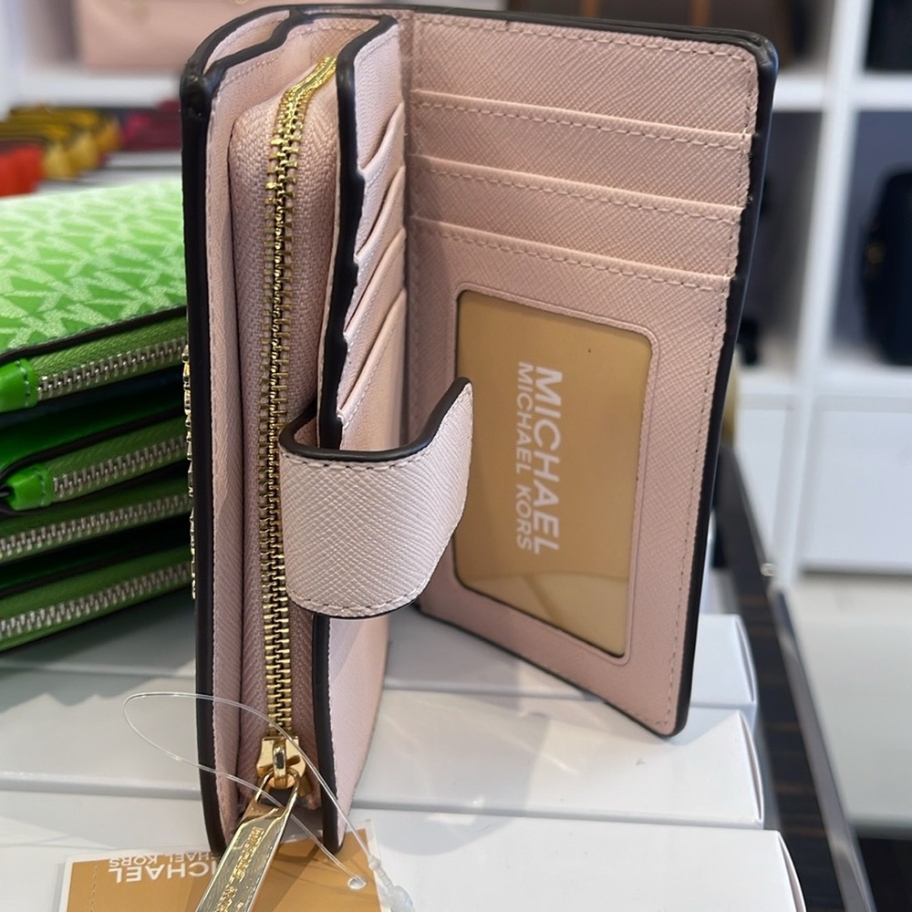 Michael Medium Crossgrain Leather Bifold Wallet
Powder Blush 
NWT - Picture 7 of 16